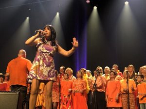 Rendez-Vous Soniques 2025 : Issara et la chorale du Normandy ont envoyé couleurs et bonheur au public du théâtre de Saint-Lô. (© Hélène Perraudeau - Côté Manche.)