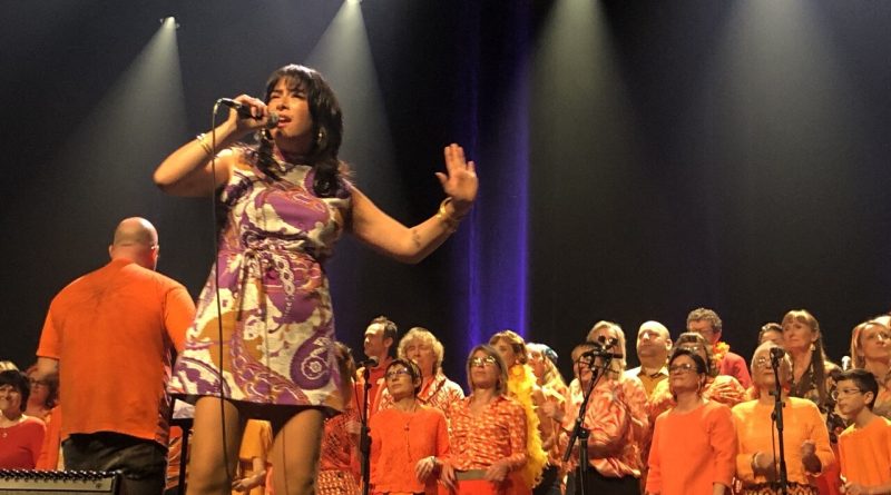 Rendez-Vous Soniques 2025 : Issara et la chorale du Normandy ont envoyé couleurs et bonheur au public du théâtre de Saint-Lô. (© Hélène Perraudeau - Côté Manche.)