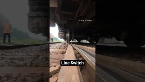 Roues de train franchissent le flasque de croisement