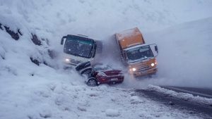 Routes Glacées Mortelles : Chaos Hivernal Capturé en Dashcam !