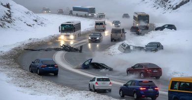 Routes Glacées : Voitures Perdent le Contrôle en Hiver !
