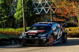 WRC, Ogier domine au Japon, Rovanperä part à la faute !