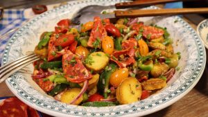 Salade andalouse au chorizo : l'été dans votre assiette !
