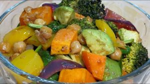 Salade de légumes rôtis au four : recette simple et savoureuse
