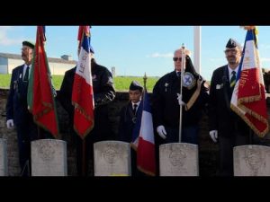 Salomé, 9 ans, porte le calot et le drapeau français