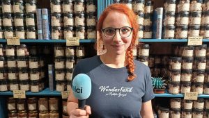 Samia : Responsable du magasin Wonderland Patisserie - ICI