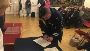 Saviez-vous que les nouveaux postiers devaient prêter serment ? 88 embauchés lorrains l'ont fait à Metz ce mardi - ICI