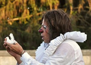 Scènes d'automne : quand la chanson française rencontre le clown philosophe