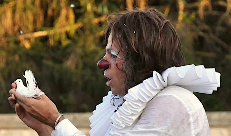 Scènes d'automne : quand la chanson française rencontre le clown philosophe