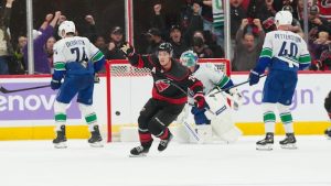 Sebastian Aho donne la victoire aux Hurricanes contre les Canucks