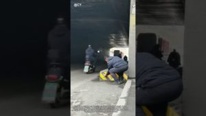 Sécurité des tunnels : Nettoyage manuel des panneaux réfléchissants