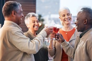 Sexe, drogue et alcool : pourquoi les seniors deviennent la nouvelle génération à risques ?