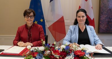 Signature de trois conventions rectifiant la frontière entre la France et la Suisse