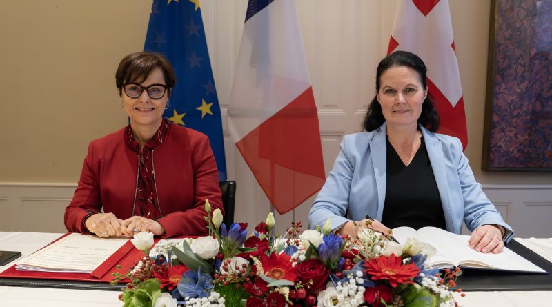 Signature de trois conventions rectifiant la frontière entre la France et la Suisse