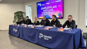 Des personnes donnent une conférence de presse.