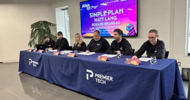 Des personnes donnent une conférence de presse.