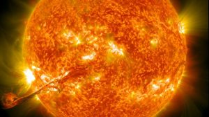 Un scientifique propose d'envoyer un criminel dans le Soleil pour le punir.