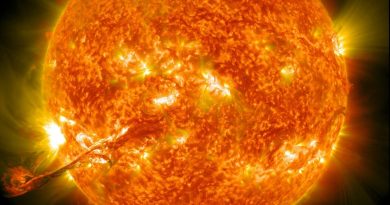 Un scientifique propose d'envoyer un criminel dans le Soleil pour le punir.