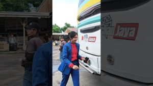 Sourire enchanteur de la belle hôtesse indorent Kak Amel