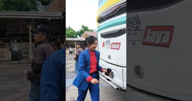 Sourire enchanteur de la belle hôtesse indorent Kak Amel