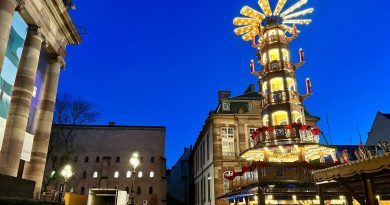 Strasbourg. Sur la place Broglie, une pyramide de Noël qui culmine à 17 mètres de haut