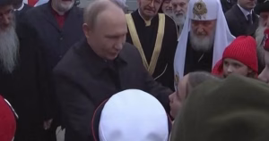 Sur la place Rouge, une fillette déstabilise Vladimir Poutine