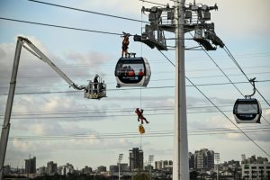 Sur le premier téléphérique d'Île-de-France, exercice d'évacuation grandeur nature