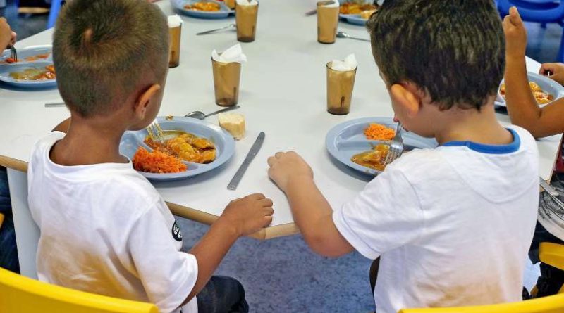 Suspension de la cantine dans les écoles catholiques : "On nous prend en otage au dernier moment"