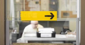 Syndicom dénonce d'importantes pressions et des souffrances à La Poste dans l'Arc jurassien | RTS