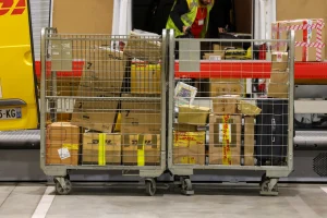 Taxer les petits colis : deux euros suffiront-ils à endiguer le raz de marée chinois ?