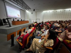 Un gynécologue-obstétricien et une pédopsychiatre sont intervenus sur les enjeux de la périnatalité (Crédit : Présidence).