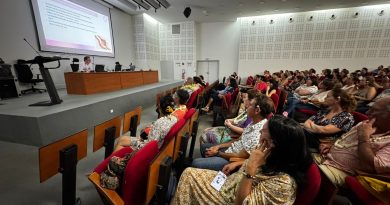 Un gynécologue-obstétricien et une pédopsychiatre sont intervenus sur les enjeux de la périnatalité (Crédit : Présidence).