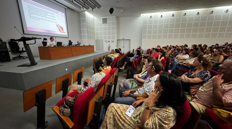Un gynécologue-obstétricien et une pédopsychiatre sont intervenus sur les enjeux de la périnatalité (Crédit : Présidence).