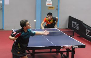 Dylan Vongue (au fond) a remporté le Critérium 3 en battant Léo Sayegh (au service) en finale du tableau élite.