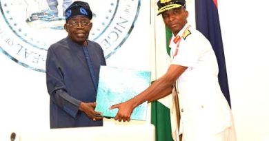 Tinubu reçoit le rapport du cours 33 du Collège de Défense