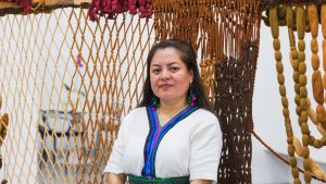 Tisser le temps, tisser la joie et la souffrance: l’art éclatant d’Angélica Serech exposé à Genève - Le Temps