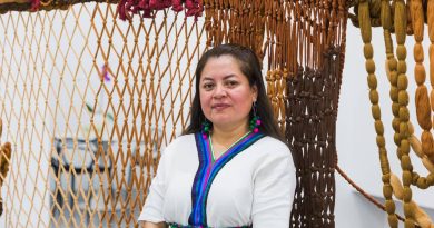 Tisser le temps, tisser la joie et la souffrance: l’art éclatant d’Angélica Serech exposé à Genève - Le Temps