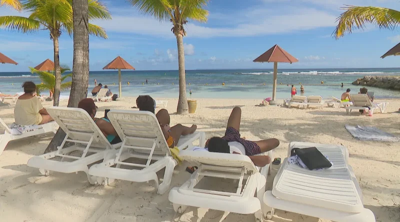 Tourisme : pourquoi la Guadeloupe devance la Martinique et reste la destination antillaise préférée en 2025