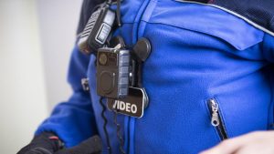 Tous les policiers vaudois seront bientôt équipés de caméras-piétons, le Valais ancre leur usage dans la loi - Le Temps
