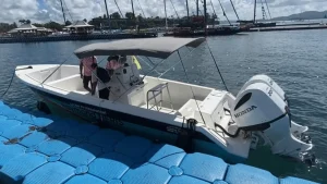 Transat Café l'Or 2025 : Les élèves du lycée Raymond-Néris présentent avec fierté leur bateau au village