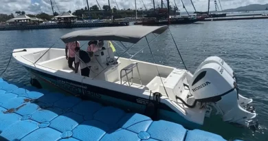 Transat Café l'Or 2025 : Les élèves du lycée Raymond-Néris présentent avec fierté leur bateau au village