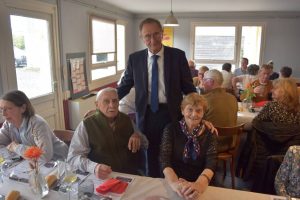 Trois générations d’une même famille autour du repas des anciens de Saint-Christophe-le-Jajolet