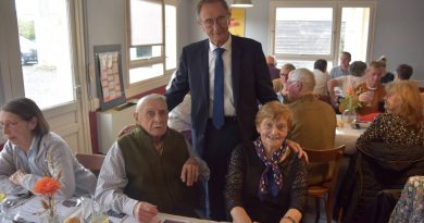 Trois générations d’une même famille autour du repas des anciens de Saint-Christophe-le-Jajolet