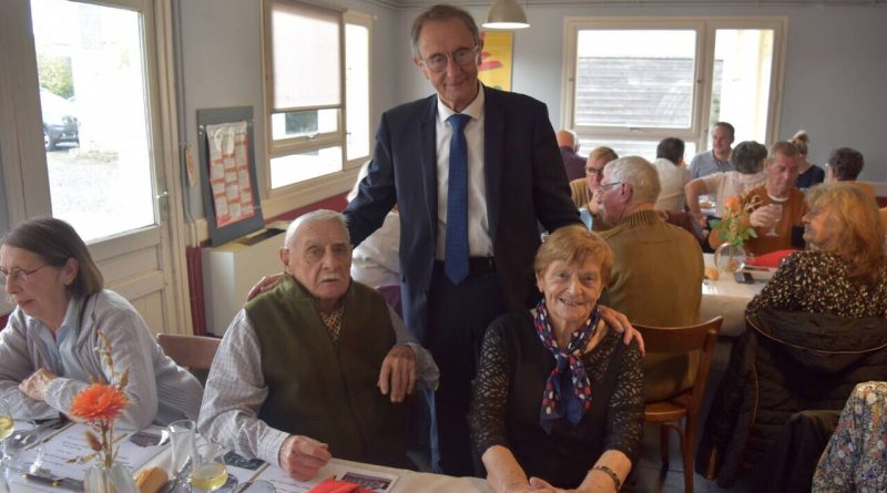 Trois générations d’une même famille autour du repas des anciens de Saint-Christophe-le-Jajolet