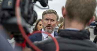 Trump signe la loi pour rendre le dossier Epstein public