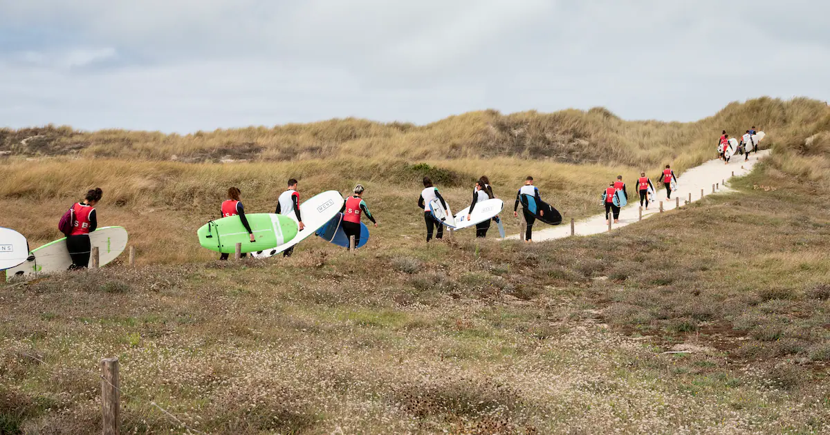 «À la Torche, les surfeurs bretons face à des hordes de nouveaux venus sans les codes»