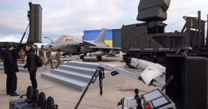 Un avion Rafale, des drones et des munitions exposés à l'occasion de la visite en France du président ukrainien Volodymyr Zelensky, le 17 novembre 2025, à Vélizy-Villacoublay, dans les Yvelines