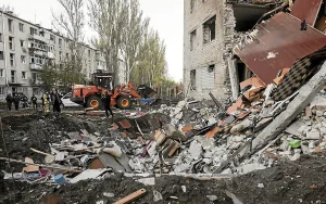 Ukraine : six morts dans des frappes russes, Kiev cible un port pétrolier