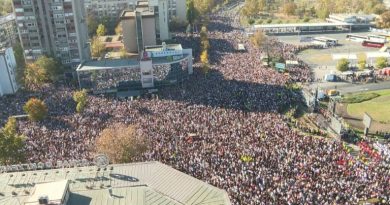 Un an après Novi Sad, la Serbie a rendu hommage aux 16 victimes de la gare