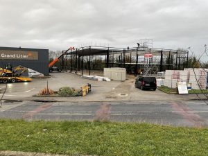 Un bâtiment en construction dans la zone commerciale de La Glacerie, une nouvelle enseigne attendue
